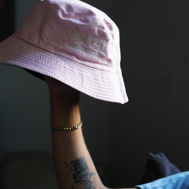 Pink daffi hat